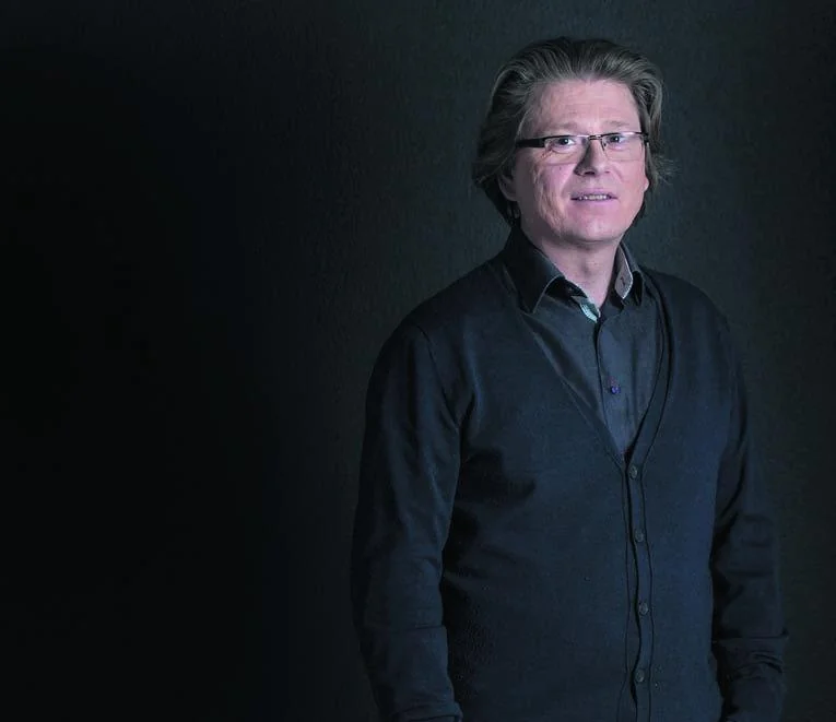 Eiríkur Bergmann á mynd með viðtali frá 2014 um bók hans um fjármálahrunið