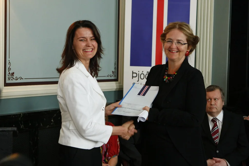 Tillaga Stjórnlagaráðs afhent Alþingi í júlí 2011